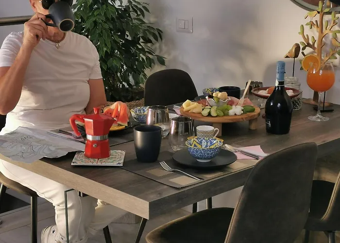 Whitehome 招待所 3*